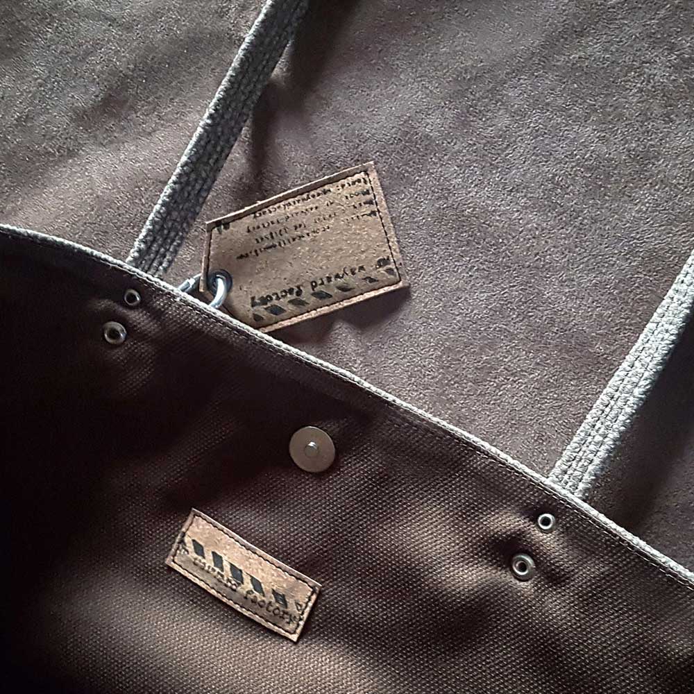 dettaglio di una borsa Habilis in beige
